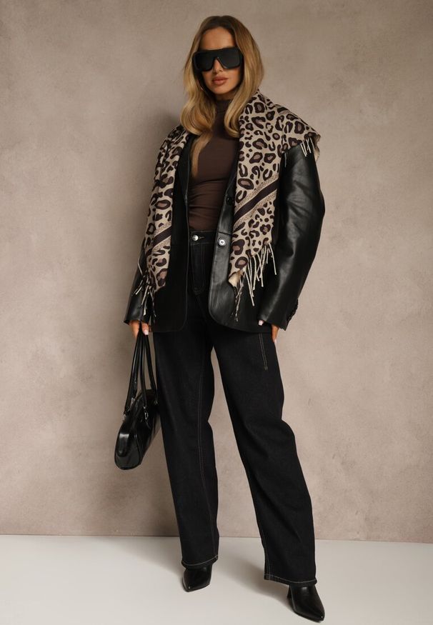 Renee - Brązowy Wiskozowy Szalik w Panterkę Wykończony Frędzlami Alefera. Kolor: brązowy. Materiał: wiskoza. Wzór: motyw zwierzęcy