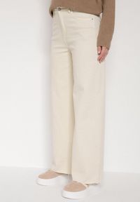Born2be - Jasnobeżowe Jeansy o Szerokim Fasonie z Wysokim Stanem i Surowymi Krawędziami Cattia. Okazja: na co dzień. Stan: podwyższony. Kolor: beżowy. Styl: casual #1
