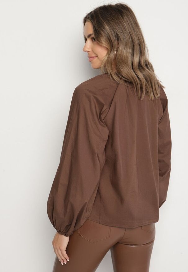 Born2be - Brązowa Marszczona Koszula Bawełniana w Stylu Retro z Biżuteryjnymi Guzikami Zenorae. Okazja: na co dzień. Typ kołnierza: bez kołnierzyka. Kolor: brązowy. Materiał: bawełna. Długość rękawa: długi rękaw. Długość: długie. Wzór: aplikacja. Styl: retro