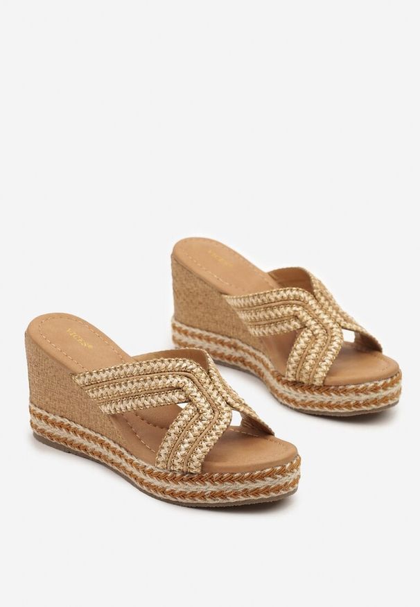 Renee - Ciemnobeżowe Klapki Vices na Koturnie Ozdobione Plecionką Eravionea. Okazja: na co dzień. Kolor: beżowy. Wzór: aplikacja. Sezon: lato. Obcas: na koturnie. Styl: elegancki, casual