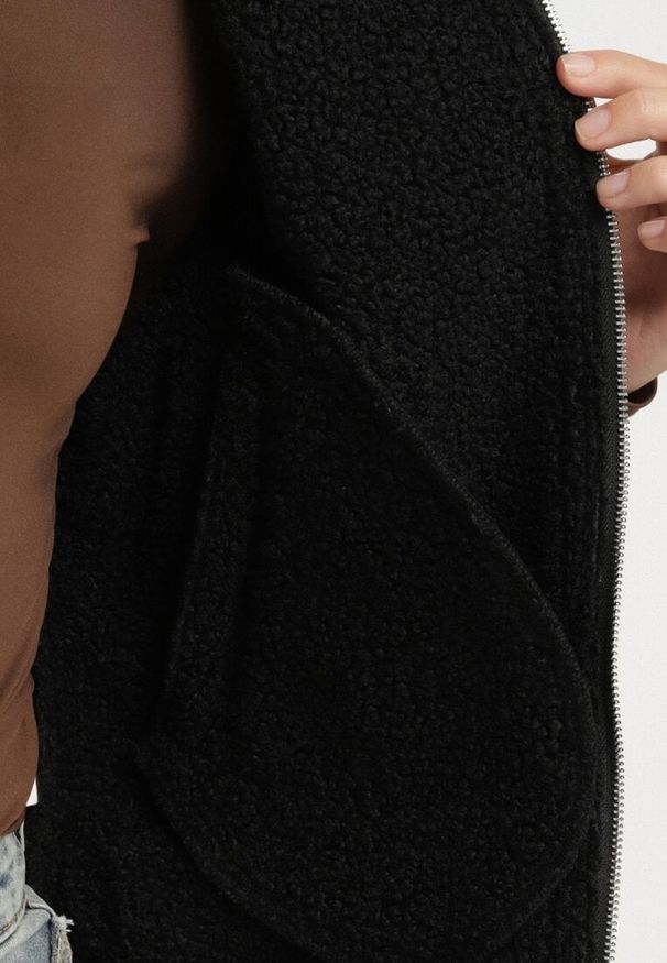 Born2be - Czarna Rockowa Kamizelka z Futerkiem Typu Baranek i Klamerką Tiodora. Okazja: na co dzień. Kolor: czarny. Materiał: futro. Wzór: aplikacja. Styl: rockowy