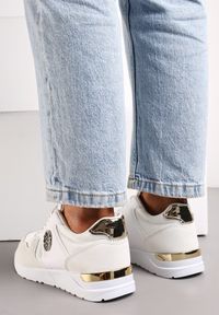 Renee - Białe Sneakersy Ozdobione Metalicznymi Wstawkami Dabriele. Nosek buta: okrągły. Zapięcie: sznurówki. Kolor: biały. Materiał: materiał. Wzór: aplikacja. Obcas: na obcasie. Wysokość obcasa: niski #5