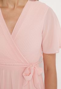 Born2be - Jasnoróżowa Kopertowa Sukienka z Gumką w Pasie i Plisowaną Górą Davitri. Kolor: różowy. Materiał: materiał. Długość rękawa: krótki rękaw. Typ sukienki: kopertowe. Długość: maxi #6
