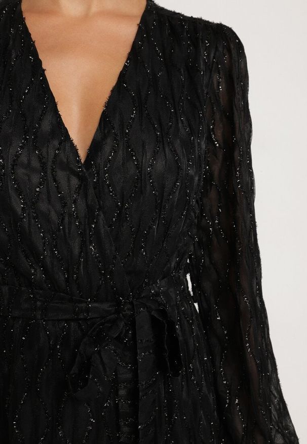 Born2be - Czarna Połyskująca Sukienka o Rozkloszowanym Kopertowym Kroju z Wiązanym Paskiem Oceola. Okazja: na co dzień. Typ kołnierza: dekolt w kształcie V. Kolor: czarny. Typ sukienki: kopertowe. Styl: wizytowy, casual