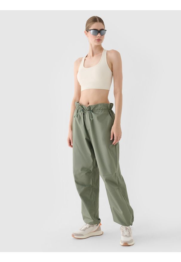 4f - 4F Spodnie casual parachute oversize damskie - oliwkowe/khaki XL. Okazja: na co dzień. Kolor: wielokolorowy, brązowy, oliwkowy. Materiał: tkanina, materiał, poliester, bawełna. Styl: casual