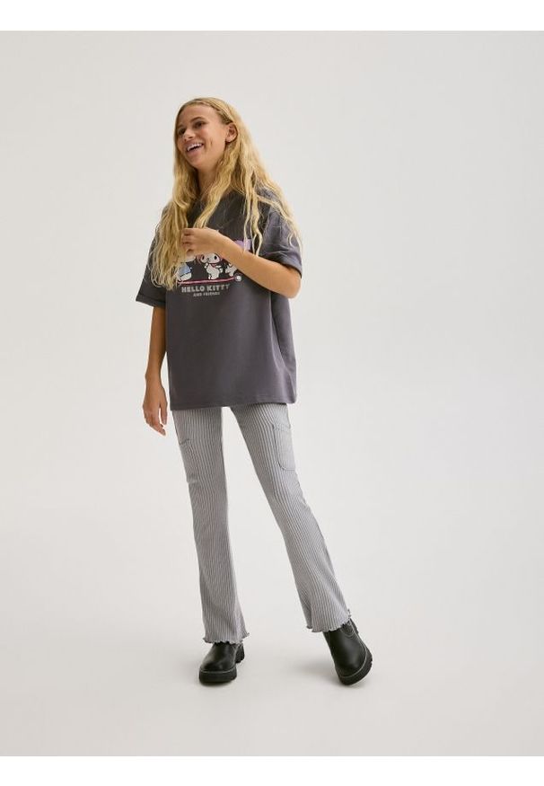 Reserved - Spodnie z kieszeniami cargo - jasnoszary. Kolor: szary. Materiał: wiskoza, dzianina