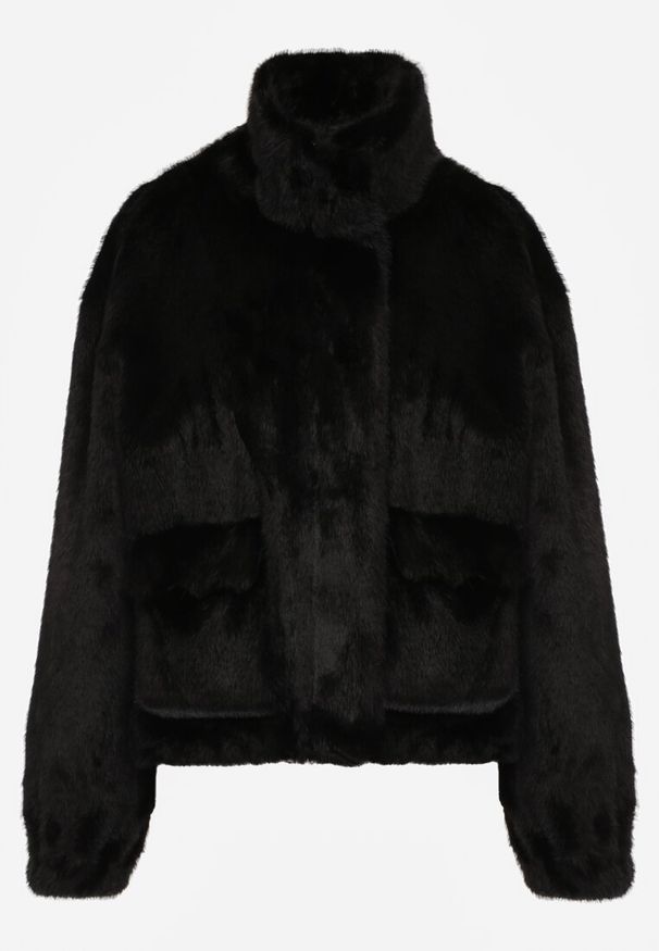 Born2be - Czarna Futrzana Kurtka Ozdobiona Kieszeniami Vetilina. Okazja: na co dzień. Kolor: czarny. Materiał: futro. Wzór: aplikacja. Styl: casual, elegancki