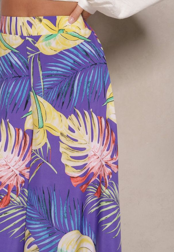 Renee - Niebieskie Spodnie z Wiskozy High Waist o Szerokim Kroju z Motywem Liści Senevira. Okazja: na co dzień. Stan: podwyższony. Kolor: niebieski. Materiał: wiskoza. Styl: elegancki, casual