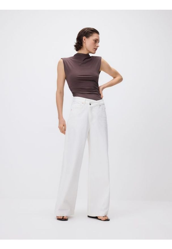 Reserved - Top z modalem - brązowy. Kolor: brązowy. Materiał: dzianina