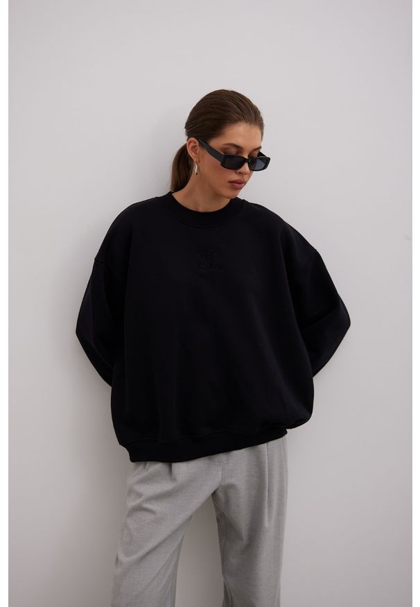 Marsala - Bluza typu oversize z HAFTEM w kolorze TOTALLY BLACK - GEMINI. Materiał: poliester, jeans, dzianina, bawełna, dresówka. Wzór: haft. Sezon: zima, lato, jesień, wiosna. Styl: klasyczny