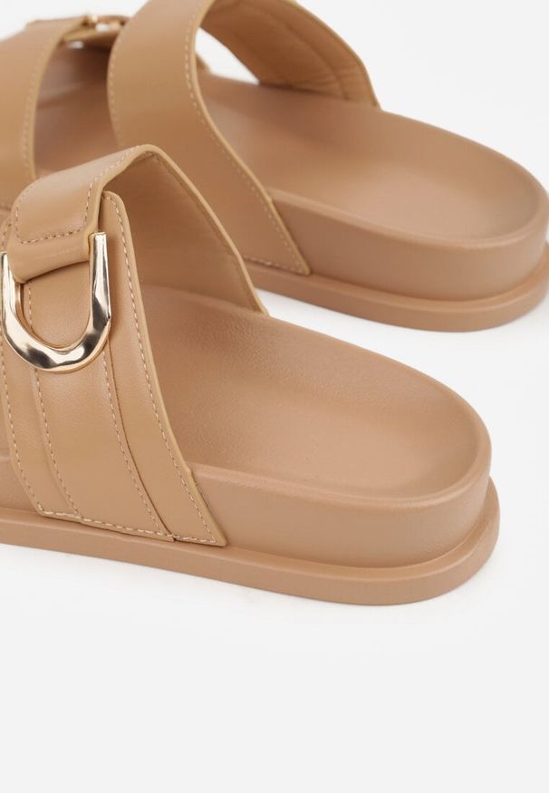 Renee - Ciemnobeżowe Klapki z Metalicznymi Klamrami Eudare. Kolor: beżowy. Sezon: lato. Styl: elegancki