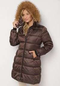 Born2be - Ciemnobrązowa Długa Kurtka Pikowana z Kapturem z Futrem z Możliwością Odpięcia Feneia. Okazja: na co dzień. Typ kołnierza: kaptur. Kolor: brązowy. Materiał: futro. Długość: długie. Styl: casual #1