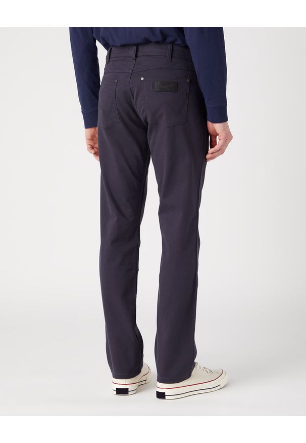Wrangler - WRANGLER MESKIE SPODNIE MATERIAŁOWE MATERIAŁ GREENSBORO DARK NAVY W15QLNXAE. Materiał: materiał