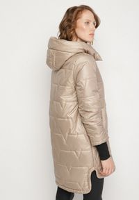 Born2be - Beżowa Pikowana Kurtka o Asymetrycznym Kroju z Kapturem Dezilia. Okazja: na co dzień, na spacer. Typ kołnierza: kaptur. Kolor: beżowy. Materiał: jeans. Styl: casual #6