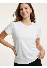 Sinsay - Bawełniana koszulka basic - biały. Kolor: biały. Materiał: bawełna #1