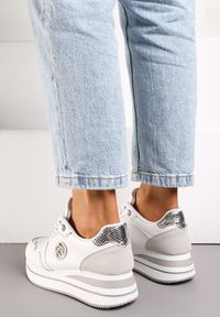 Renee - Biało-Srebrne Sneakersy z Okrągłą Naszywką i Platformą Viliera. Nosek buta: okrągły. Kolor: biały. Materiał: jeans. Szerokość cholewki: normalna. Wzór: aplikacja. Obcas: na platformie #5