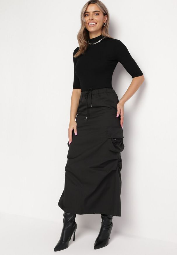 Born2be - Czarna Spódnica Midi z Szerokimi Kieszeniami w Stylu Cargo Talicia. Kolor: czarny. Materiał: tkanina