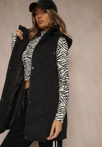 Renee - Czarna Pikowana Kamizelka o Taliowanym Kroju z Kapturem Tulonea. Okazja: na co dzień. Typ kołnierza: kaptur. Kolor: czarny. Materiał: jeans. Styl: casual #4