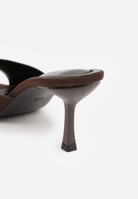 Born2be - Brązowe Minimalistyczne Klapki na Szpilce w Klasycznym Stylu Batioe. Okazja: na co dzień. Kolor: brązowy. Materiał: jeans. Obcas: na szpilce. Styl: klasyczny. Wysokość obcasa: średni #6