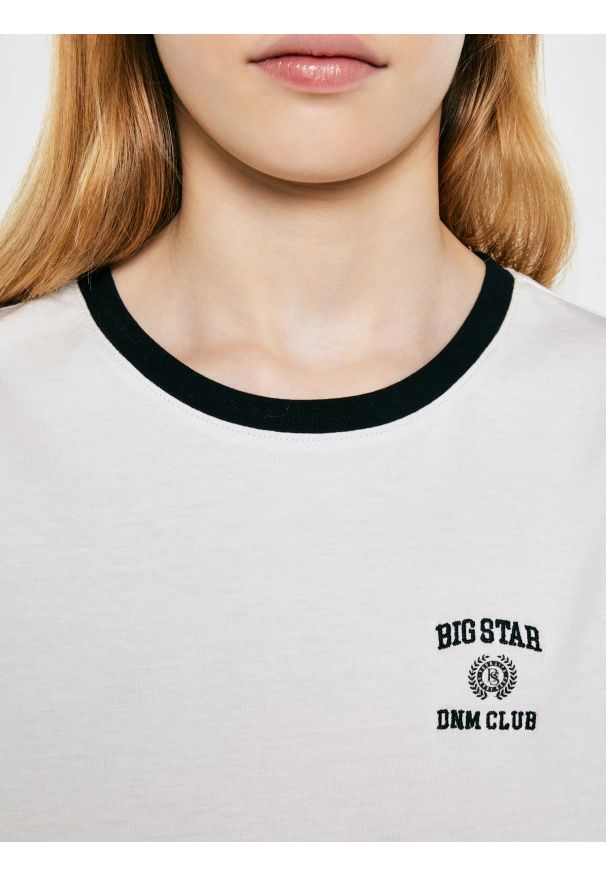 Big-Star - Koszulka dziewczęca z kontrastowym wykoŅczeniem biała Lillia 100. Okazja: na co dzień, na uczelnię. Kolor: biały. Materiał: dzianina. Wzór: nadruk. Styl: klasyczny, retro, sportowy, młodzieżowy, casual