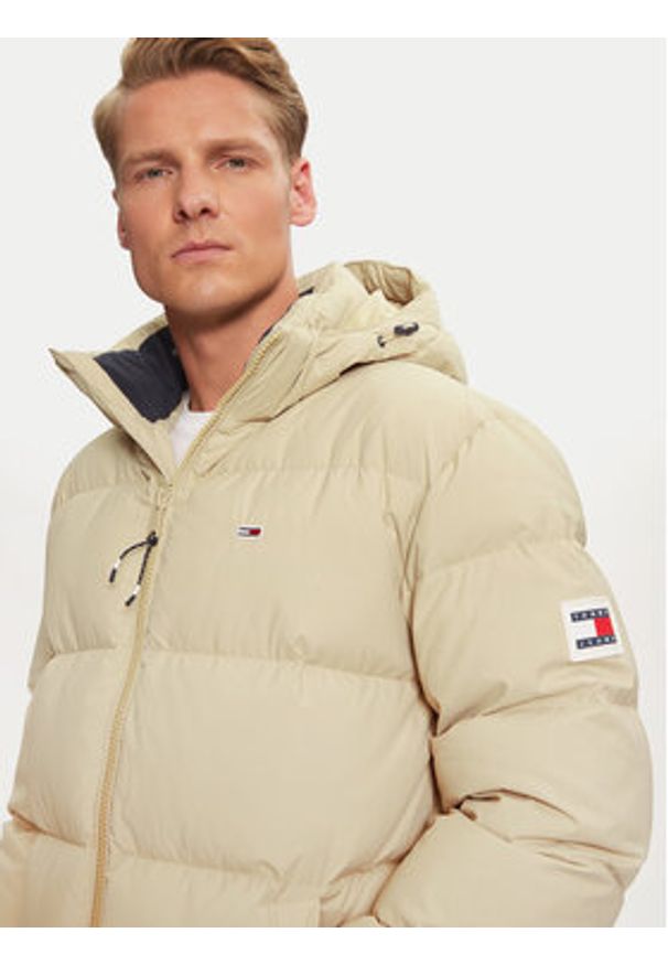 Tommy Jeans Kurtka puchowa Essential DM0DM20466 Beżowy Regular Fit. Kolor: beżowy. Materiał: syntetyk