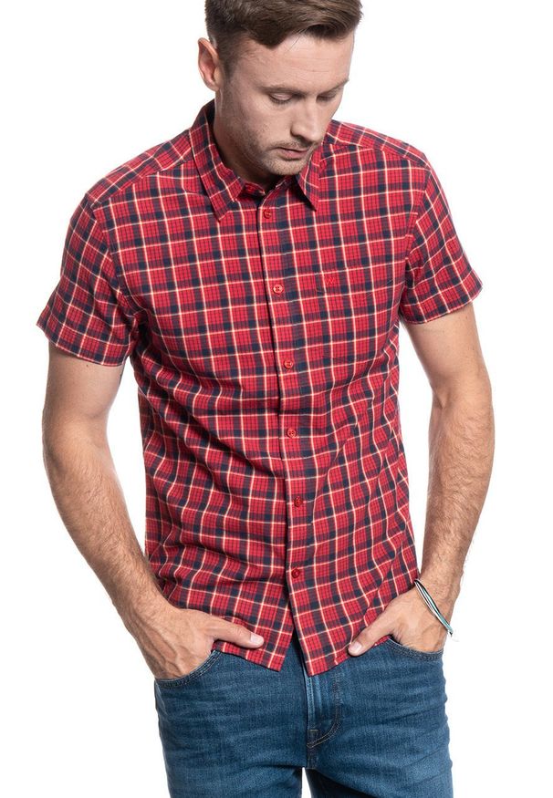 Wrangler - MĘSKA KOSZULA MATERIAŁOWA WRANGLER SS 1 PKT SHIRT FORMULA RED W5J11OXWO 112130161. Materiał: materiał