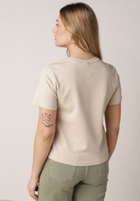 Born2be - Beżowy Bawełniany T-shirt w Klasycznym Stylu Hetita. Okazja: na co dzień. Kolor: beżowy. Materiał: bawełna. Wzór: haft. Styl: klasyczny #2