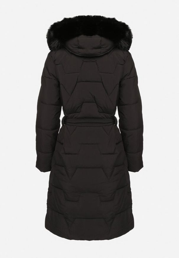 Born2be - Czarna Pikowana Kurtka z Wiązanym Paskiem i Kapturem z Futerkiem Veratta. Okazja: na co dzień. Kolor: czarny. Materiał: futro. Styl: casual, elegancki
