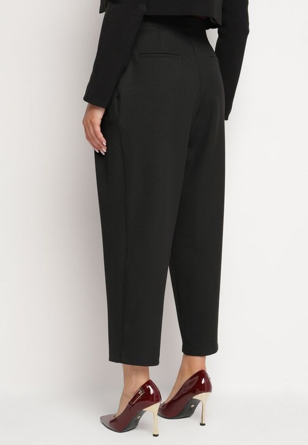 Born2be - Czarne Spodnie Garniturowe z Wysokim Stanem Lessara. Okazja: na spotkanie biznesowe, do pracy. Stan: podwyższony. Kolor: czarny. Materiał: jedwab. Styl: elegancki, klasyczny, biznesowy