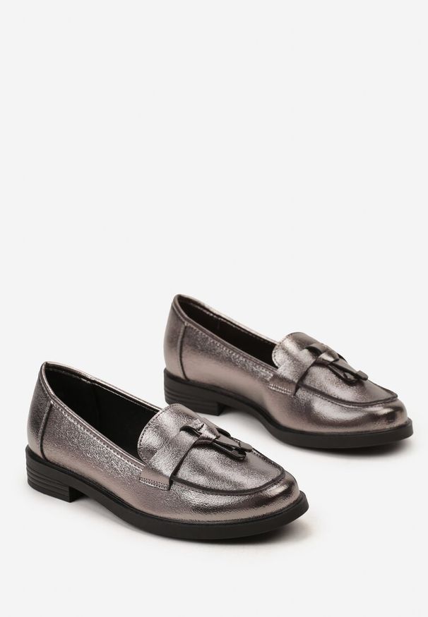 Born2be - Srebrne Brokatowe Mokasyny na Płaskiej Podeszwie ze Skórzaną Wkładką Bolilia. Okazja: na spotkanie biznesowe, na co dzień. Nosek buta: okrągły. Kolor: srebrny. Materiał: skóra. Obcas: na płaskiej podeszwie. Styl: casual, klasyczny, biznesowy