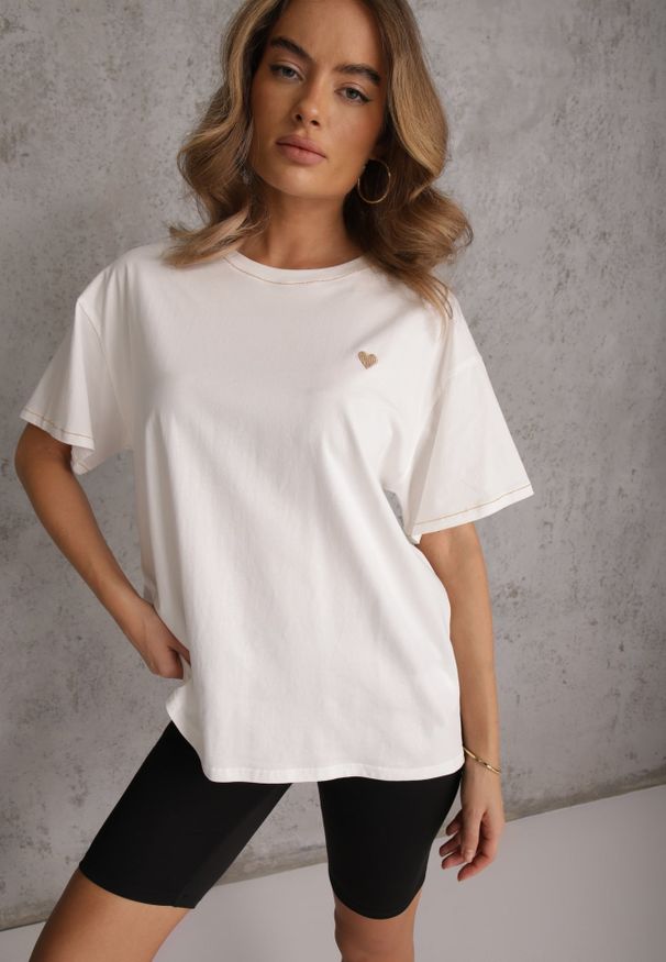 Renee - Biały T-shirt z Bawełny z Motywem Serca i Łańcuszkiem Carilnessa. Okazja: na co dzień. Kolekcja: plus size. Kolor: biały. Materiał: bawełna. Styl: casual, klasyczny