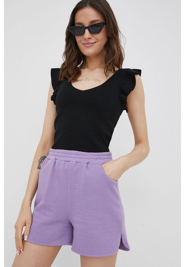 Noisy may - Noisy May szorty damskie kolor fioletowy gładkie high waist. Okazja: na co dzień. Stan: podwyższony. Kolor: fioletowy. Materiał: dzianina. Wzór: gładki. Styl: casual