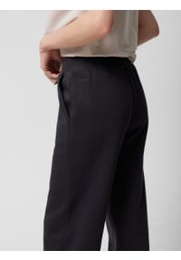 outhorn - Spodnie dresowe z szerokimi nogawkami damskie - czarne. Stan: podwyższony. Kolor: czarny. Materiał: dresówka