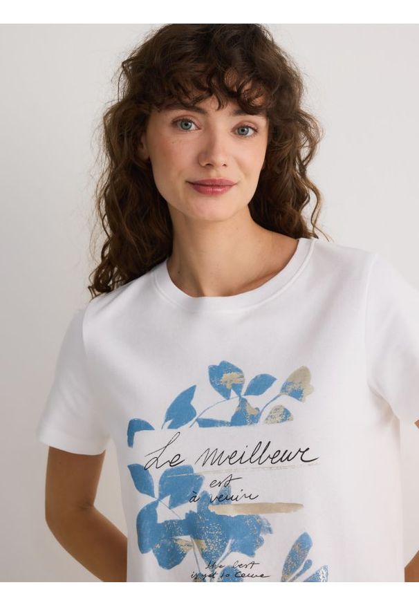 Reserved - T-shirt regular z nadrukiem - biały. Kolor: biały. Materiał: dzianina, bawełna. Wzór: nadruk