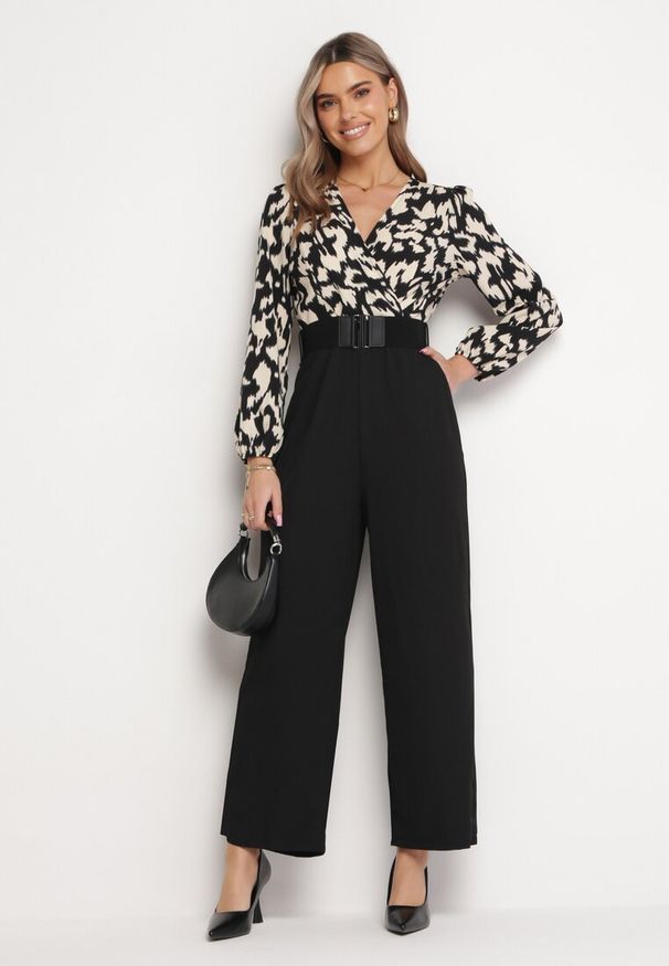 Born2be - Czarno-Biały Kombinezon z Kopertowym Dekoltem i Gumką w Pasie Dodatkowo Pasek Junnina. Kolor: czarny