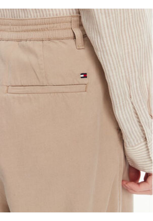 TOMMY HILFIGER - Tommy Hilfiger Spodnie materiałowe WW0WW45589 Beżowy Relaxed Fit. Kolor: beżowy. Materiał: bawełna