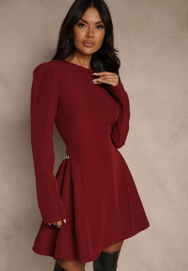 Renee - Bordowa Sukienka o Rozkloszowanym Kroju z Ozdobą z Boku Eleslia. Kolor: czerwony. Wzór: aplikacja. Styl: street