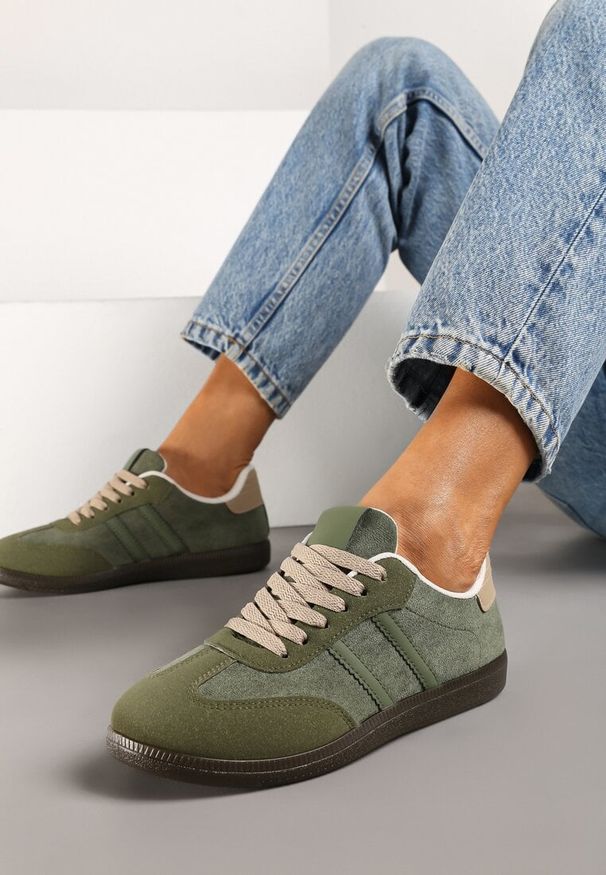 Renee - Ciemnozielone Casualowe Sneakersy z Ekozamszu na Płaskiej Podeszwie Pemeriana. Okazja: na co dzień. Nosek buta: okrągły. Zapięcie: sznurówki. Kolor: zielony. Szerokość cholewki: normalna. Materiał: skóra, zamsz, materiał. Obcas: na płaskiej podeszwie. Wysokość obcasa: niski. Sport: turystyka piesza