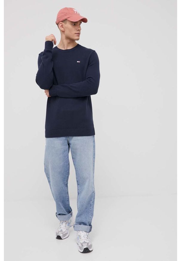 Tommy Jeans sweter bawełniany DM0DM12431.PPYY męski kolor granatowy lekki. Okazja: na co dzień. Kolor: niebieski. Materiał: bawełna. Długość rękawa: długi rękaw. Długość: długie. Wzór: aplikacja. Styl: casual