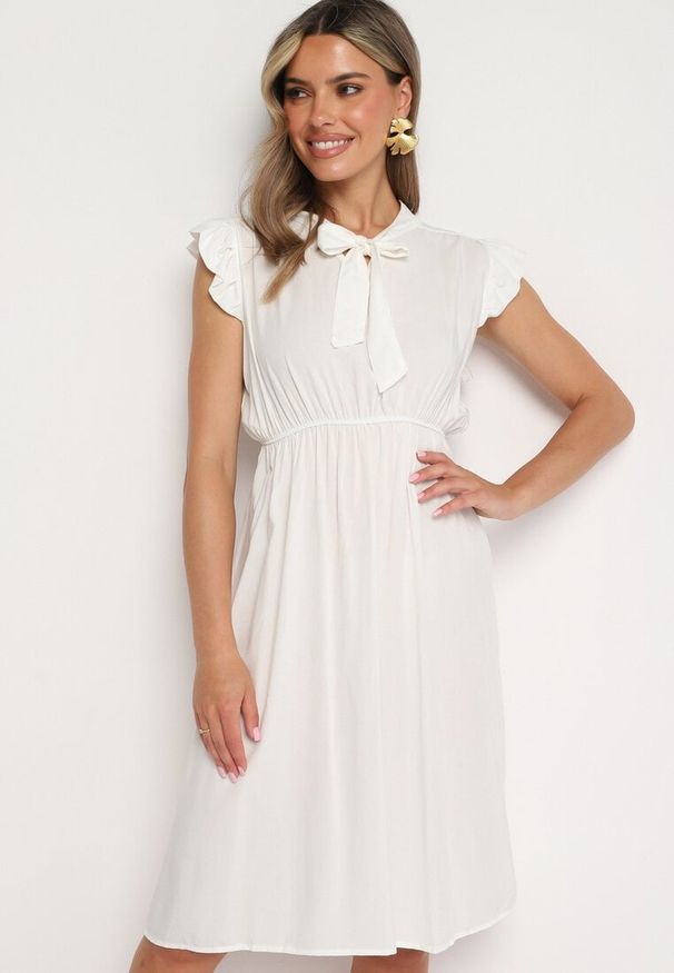 Born2be - Biała Rozkloszowana Sukienka z Wiązanym Dekoltem i Gumką w Pasie Ozdobiona Falbanką Dimonima. Kolor: biały. Materiał: wiskoza, bawełna. Wzór: aplikacja. Typ sukienki: rozkloszowane. Styl: elegancki, retro