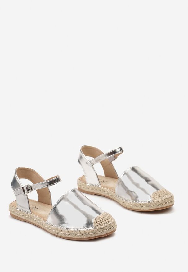Born2be - Srebrne Płaskie Espadryle z Zakrytym Noskiem Ozdobione Plecionką Beliosa. Kolor: srebrny. Wzór: aplikacja. Sezon: lato