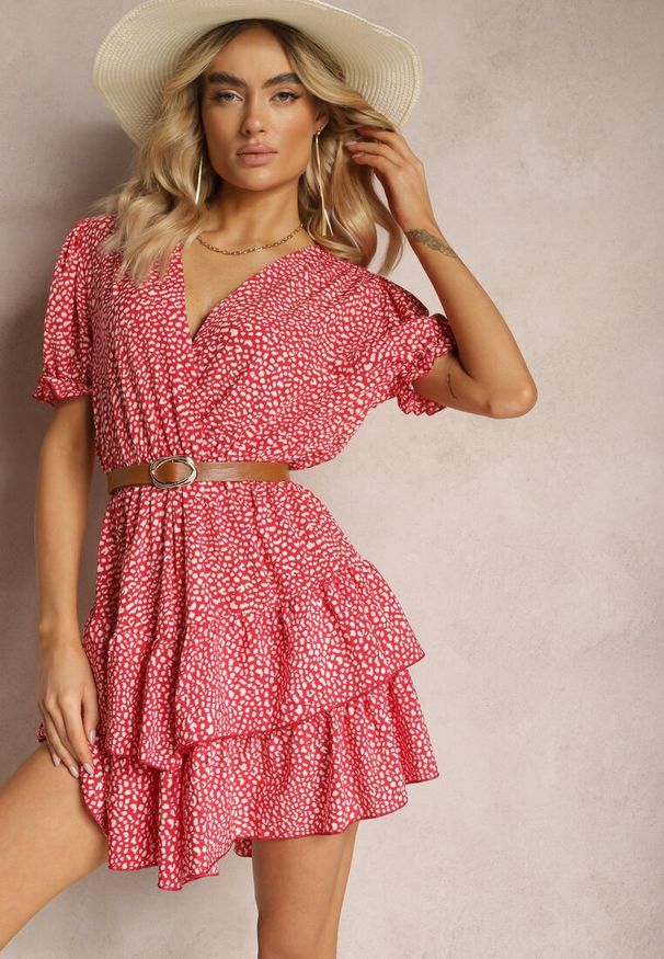 Renee - Czerwona Sukienka Ozdobiona Falbankami z Gumką w Talii i Bufiastymi Rękawkami Ornefia. Typ kołnierza: kołnierz z falbankami. Kolor: czerwony. Długość rękawa: krótki rękaw. Wzór: aplikacja