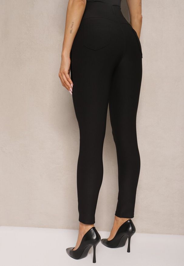 Renee - Czarne Spodnie o Fasonie Skinny z Gumką w Pasie i Kieszeniami Rizeena. Okazja: na co dzień. Kolor: czarny. Styl: casual, elegancki