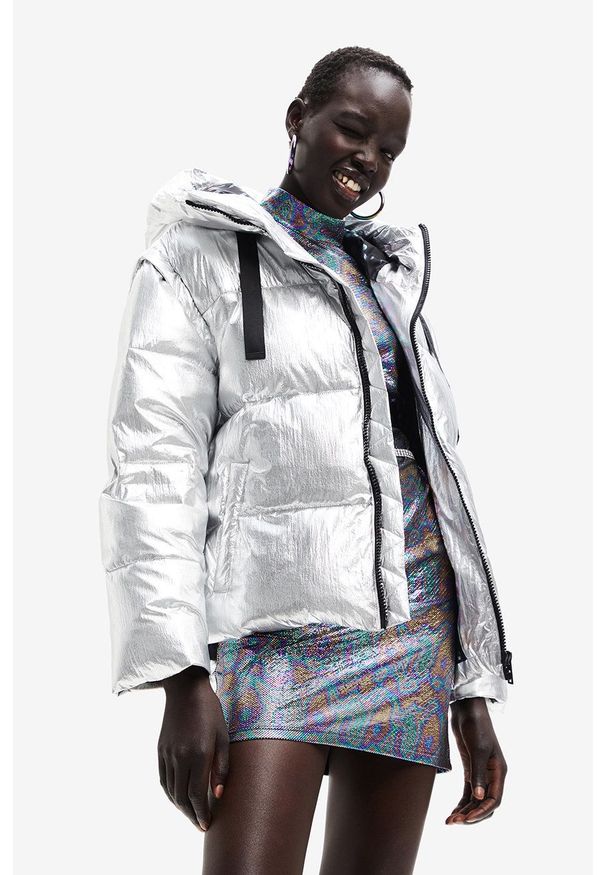 Desigual kurtka damska kolor srebrny zimowa. Typ kołnierza: kaptur. Kolor: srebrny. Sezon: zima