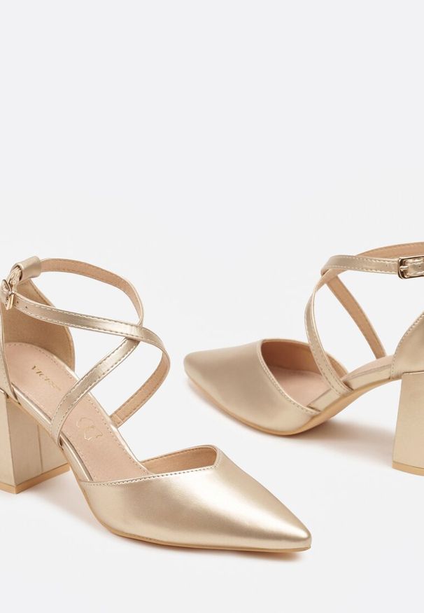 Born2be - Złote Czółenka Vices na Obcasie z Wkładką ze Skóry Naturalnej i Ozdobnymi Paskami Leaniella. Okazja: na co dzień, na ślub cywilny, do pracy, na wesele. Zapięcie: pasek. Kolor: złoty. Materiał: skóra. Wzór: aplikacja, paski. Obcas: na obcasie. Styl: casual, wizytowy. Wysokość obcasa: średni