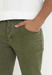 Born2be - Ciemnozielone Spodnie Slim Ridhi. Kolor: zielony. Długość: długie. Wzór: jednolity #5
