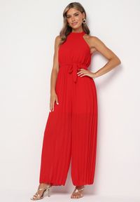 Born2be - Czerwony Taliowany Kombinezon z Dekoltem Typu Halter z Gumką w Pasie i Materiałowym Paskiem Xolefia. Okazja: na imprezę, na co dzień. Kolor: czerwony. Materiał: materiał. Styl: casual, elegancki #1