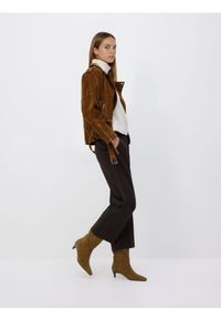 Reserved - Spodnie z kantem - ciemnobrązowy. Kolor: brązowy. Materiał: wiskoza, tkanina