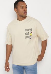 Born2be - Jasnobeżowa Bawełniana Koszulka T-shirt z Krótkim Rękawem z Nadrukiem na Plecach i Przodzie Civia. Okazja: na spotkanie biznesowe, do pracy, na co dzień. Kolor: beżowy. Materiał: bawełna. Długość rękawa: krótki rękaw. Długość: krótkie. Wzór: nadruk. Styl: klasyczny, biznesowy, casual