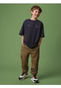 4f - 4F Spodnie dresowe cargo chłopięce - brązowe 164 (13-14 lat). Okazja: na co dzień. Kolor: brązowy. Materiał: dresówka. Sezon: lato. Styl: casual, sportowy #1